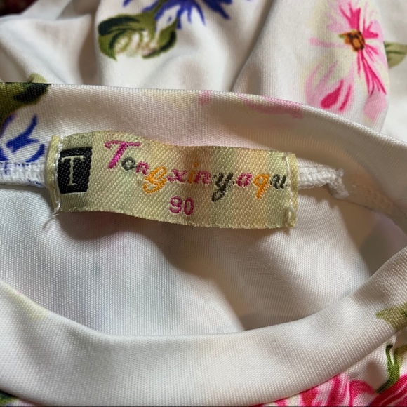 Floral romper with pom trim size 2T - Picture 3 of 4